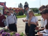 Ребята клубного объединения Скифы возлагают цветы на плиты обелиска Славы